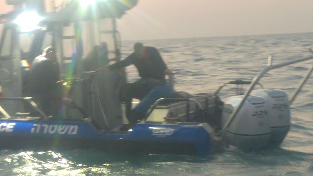 השוטרים חילצו גולש שנסחף לעומק הים • צפו