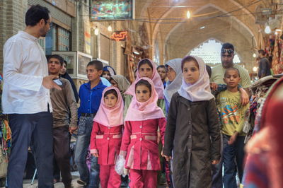 ילדי בתי ספר עם המורה, באיראן. אילוסטרציה