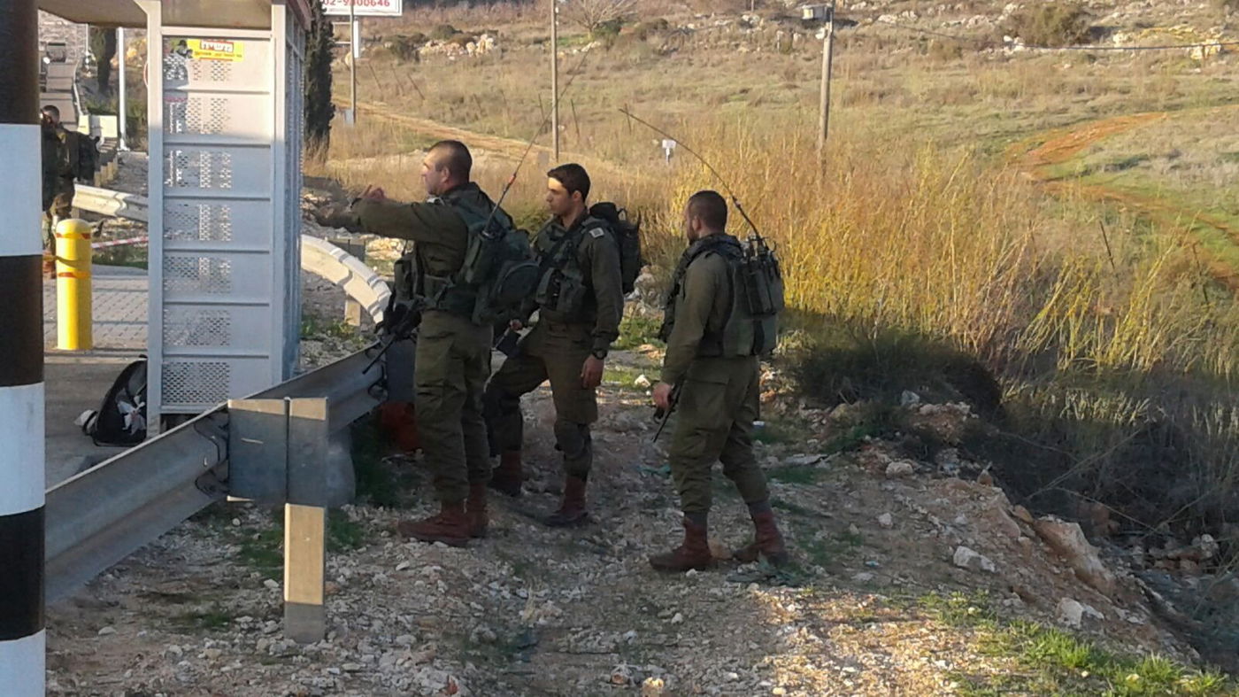 האקדח נשלף והמחבלת זרקה את הסכינים