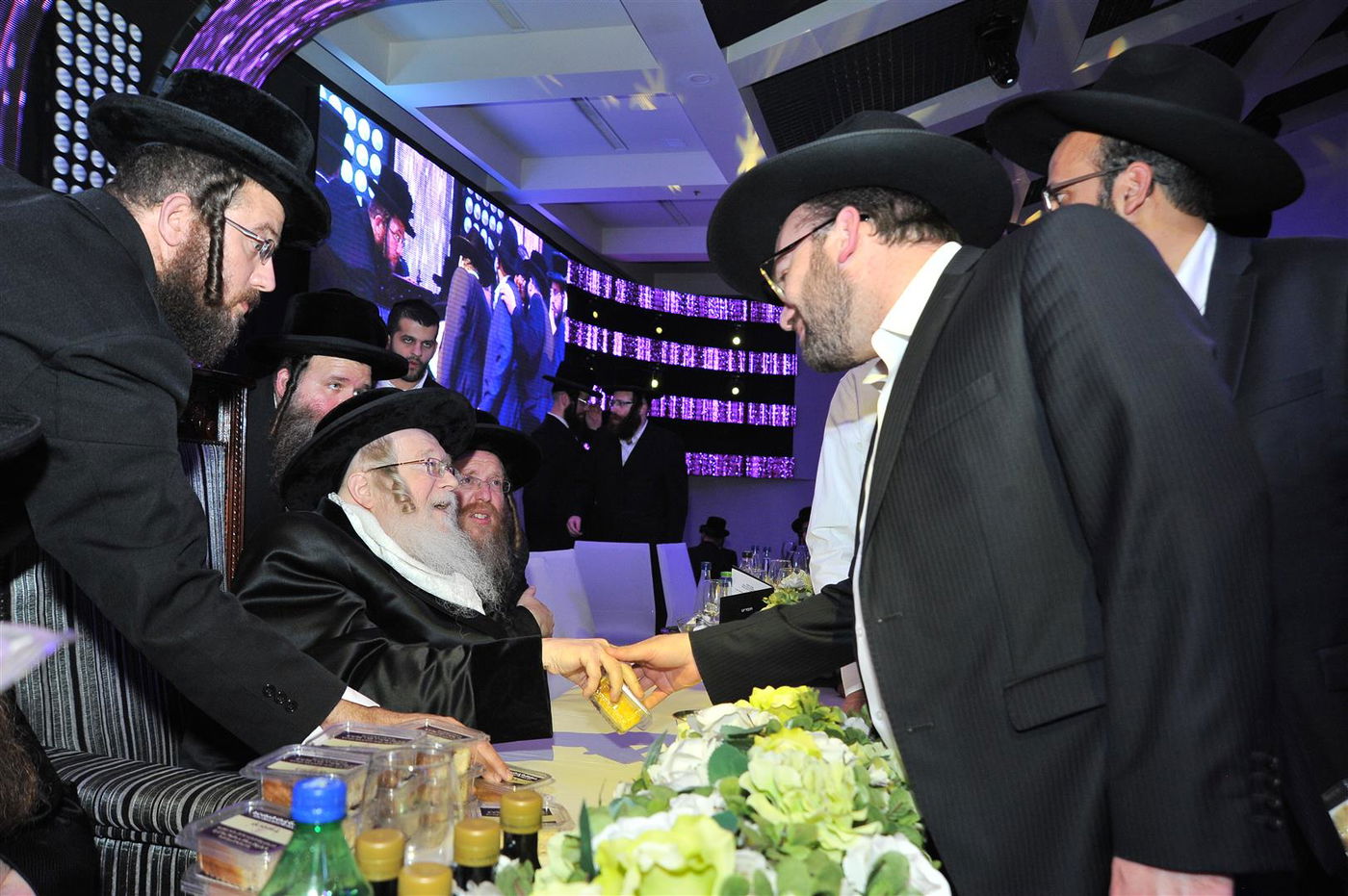 ראש עיריית רחובות שיבח את קרעטשניף: "הכל בטוב טעם" • צפו