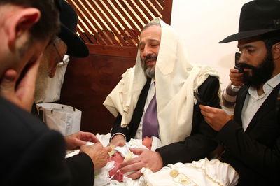 אריה דרעי בסנדקאות לנכדו