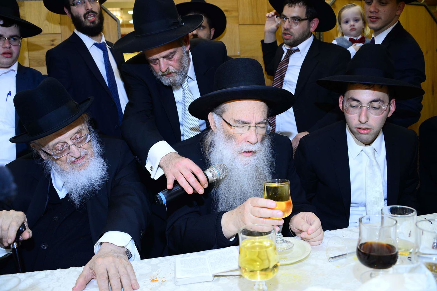 ראשי ישיבות וח"כים בשמחת נישואי נכדת הגרמ"צ ברגמן