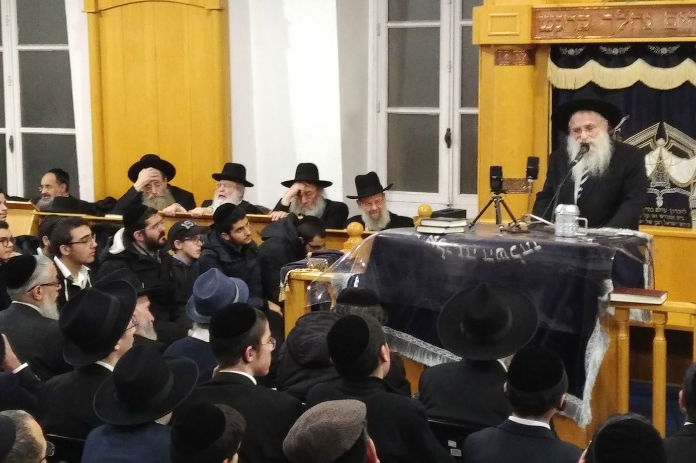 אלפים בעצרת הספד על מרן הרב שטיינמן זצ"ל בצרפת • צפו