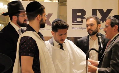 עברו ברית בגיל 20 וריגשו את ניו יורק החרדית. צפו