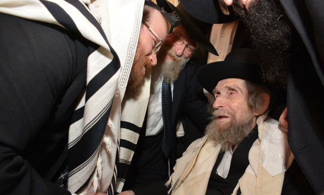 מרן הגראי"ל עם נכדו הרב שפירא