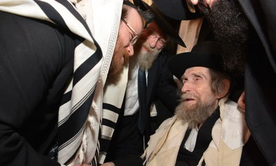 מרן הגראי"ל עם נכדו הרב שפירא