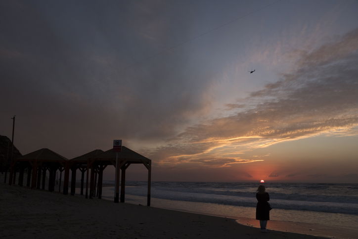 חוף הים ביפו בשקיעה