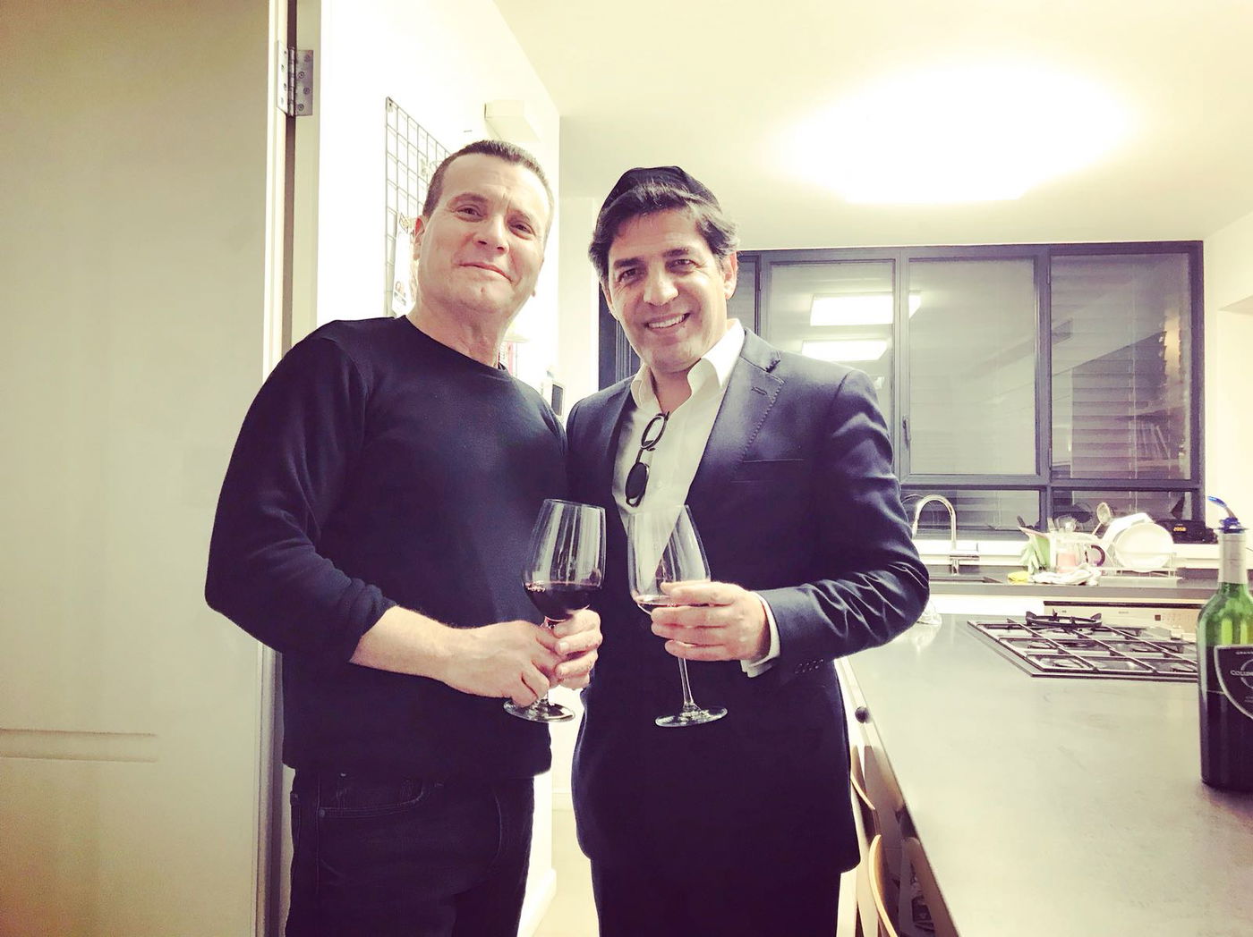 רב הסלבס קבע מזוזה בביתו של יעקב אילון