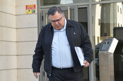 ביטן בצאתו מבניין החקירות