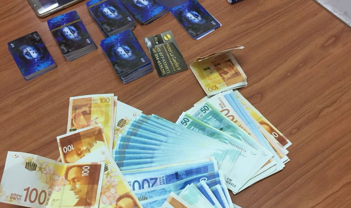 תיירים זייפו כרטיסי אשראי ומשכו מאות אלפי שקלים