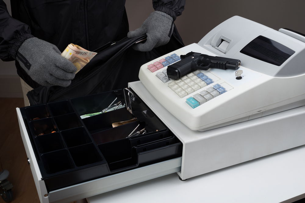 שדד 2 תחנות דלק כדי לממן חופשה בחו"ל