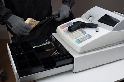 שדד 2 תחנות דלק כדי לממן חופשה בחו"ל