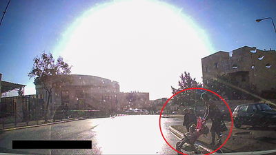 אם מתפרצת לכביש עם עגלת התינוק • צפו