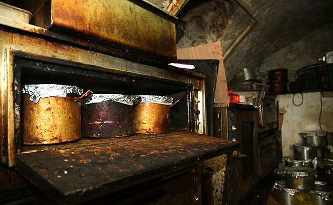 הצצה נדירה: המערה הסודית שבה מכינים קוגל ירושלמי