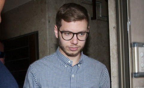 יאיר נתניהו בעת הגשת התביעה