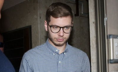 יאיר נתניהו בעת הגשת התביעה