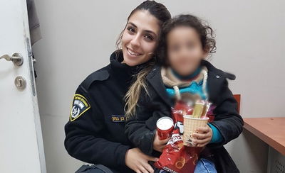 הילדה עם אחת השוטרות, בתחנה