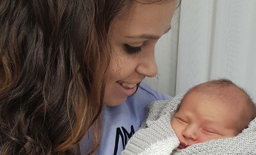 אביטל טאובר ותינוקה. ניצלו בנס