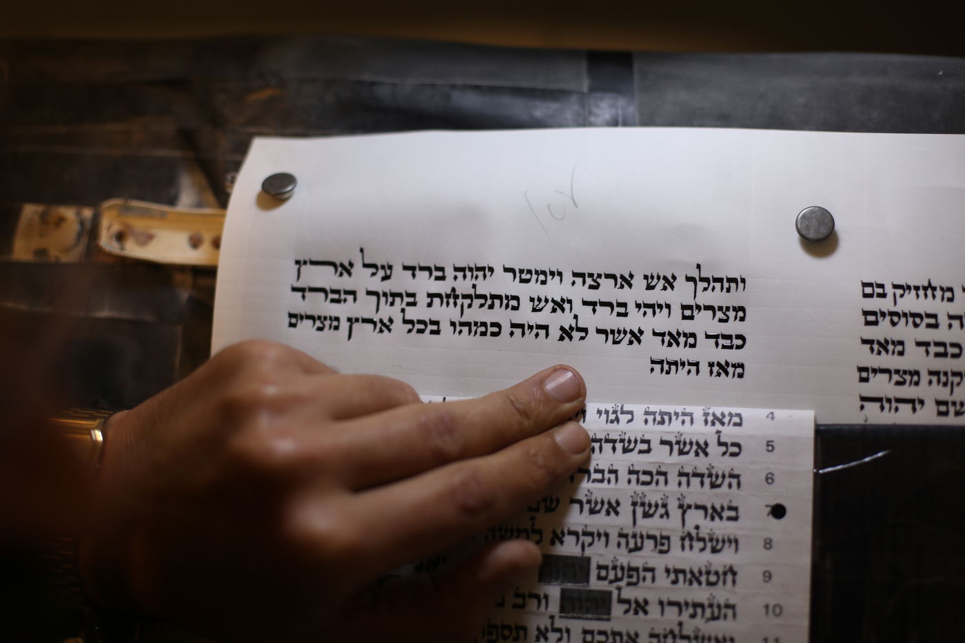 תיעוד מיוחד: עבודתו של סופר סת"ם • צפו