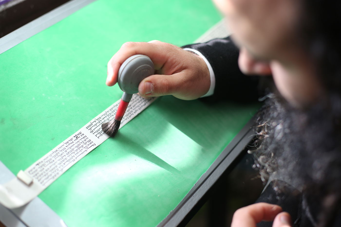 תיעוד מיוחד: עבודתו של סופר סת"ם • צפו