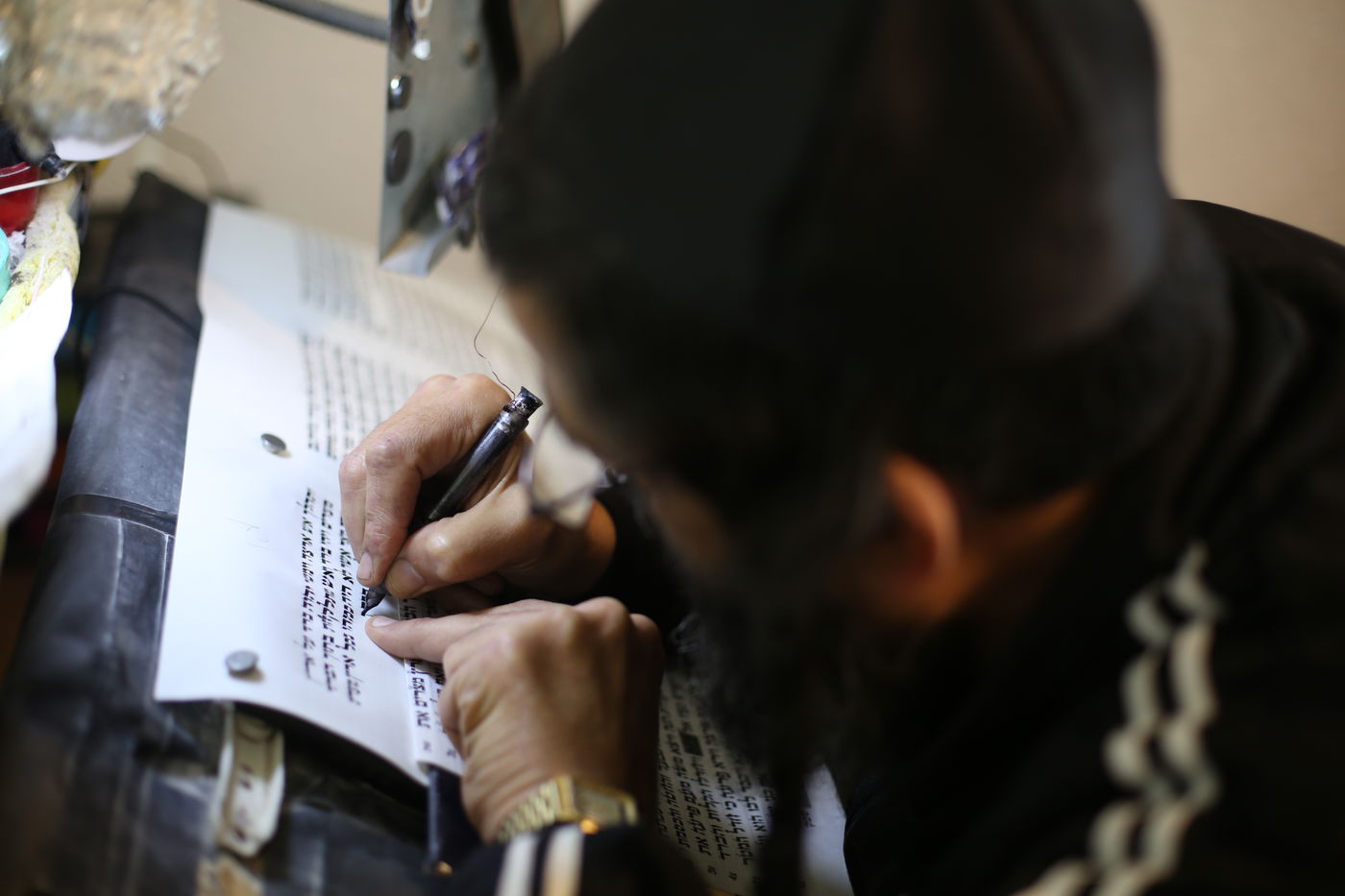 תיעוד מיוחד: עבודתו של סופר סת"ם • צפו