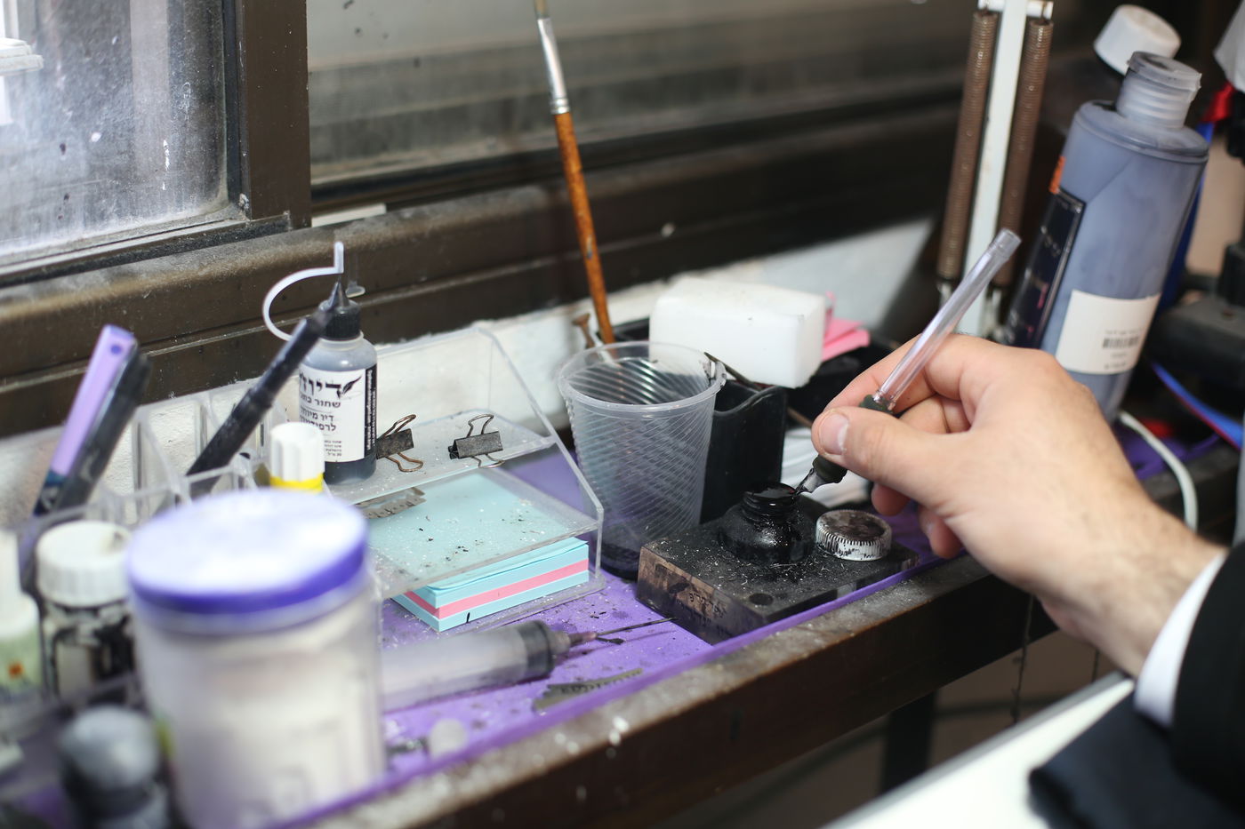 תיעוד מיוחד: עבודתו של סופר סת"ם • צפו