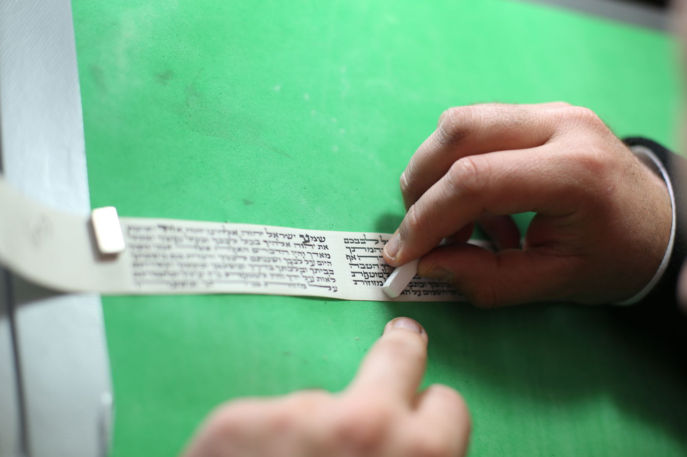 תיעוד מיוחד: עבודתו של סופר סת"ם • צפו