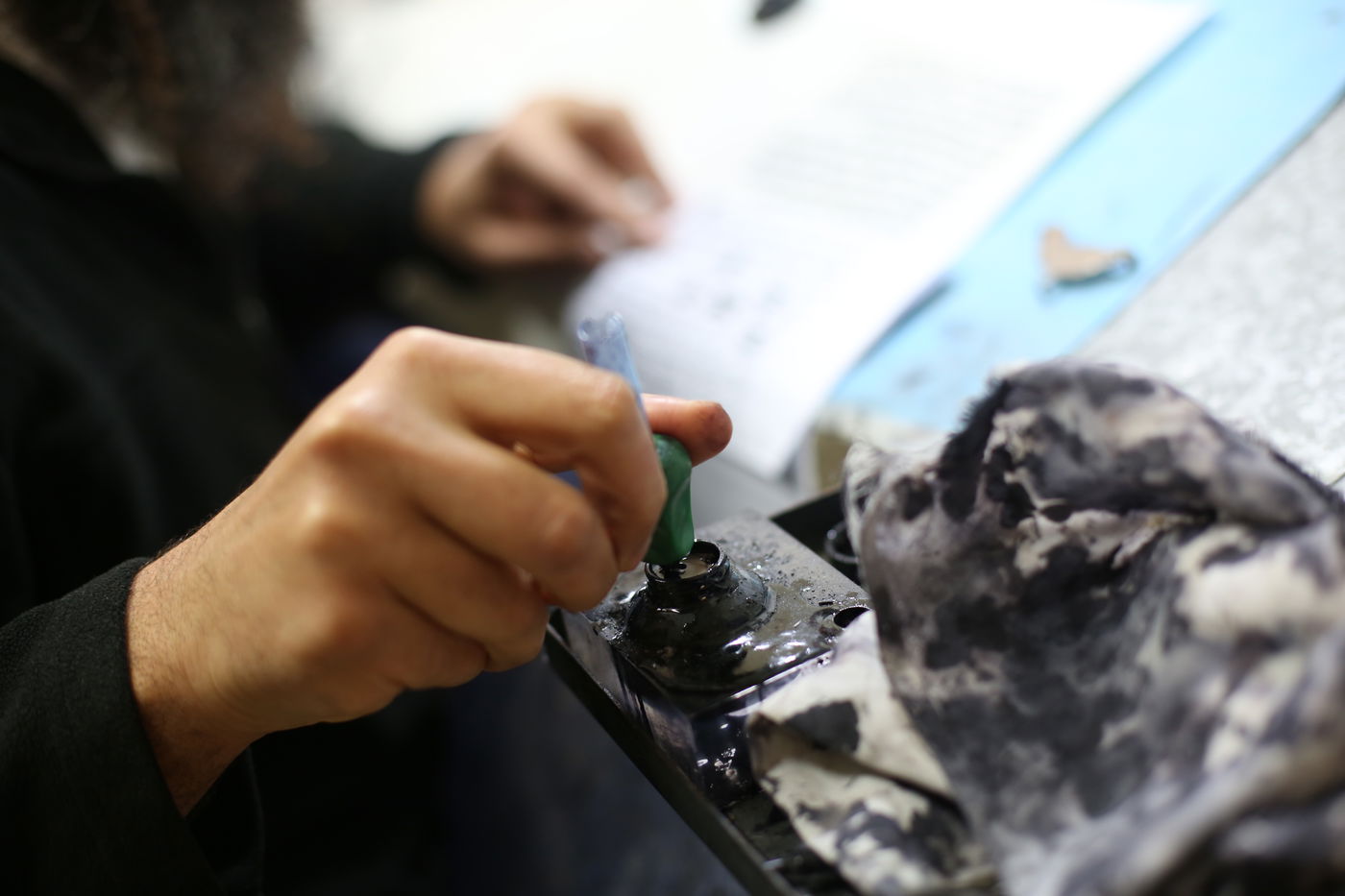 תיעוד מיוחד: עבודתו של סופר סת"ם • צפו