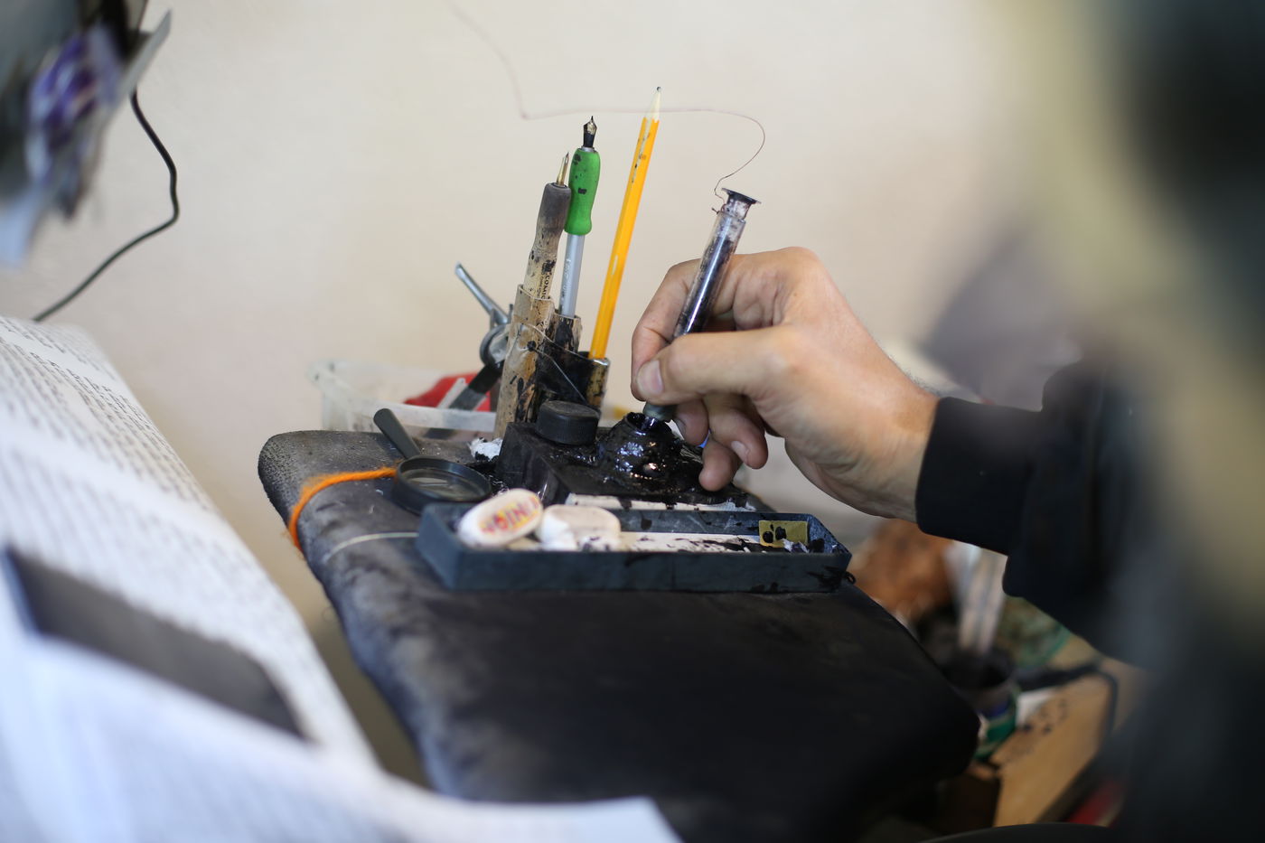 תיעוד מיוחד: עבודתו של סופר סת"ם • צפו