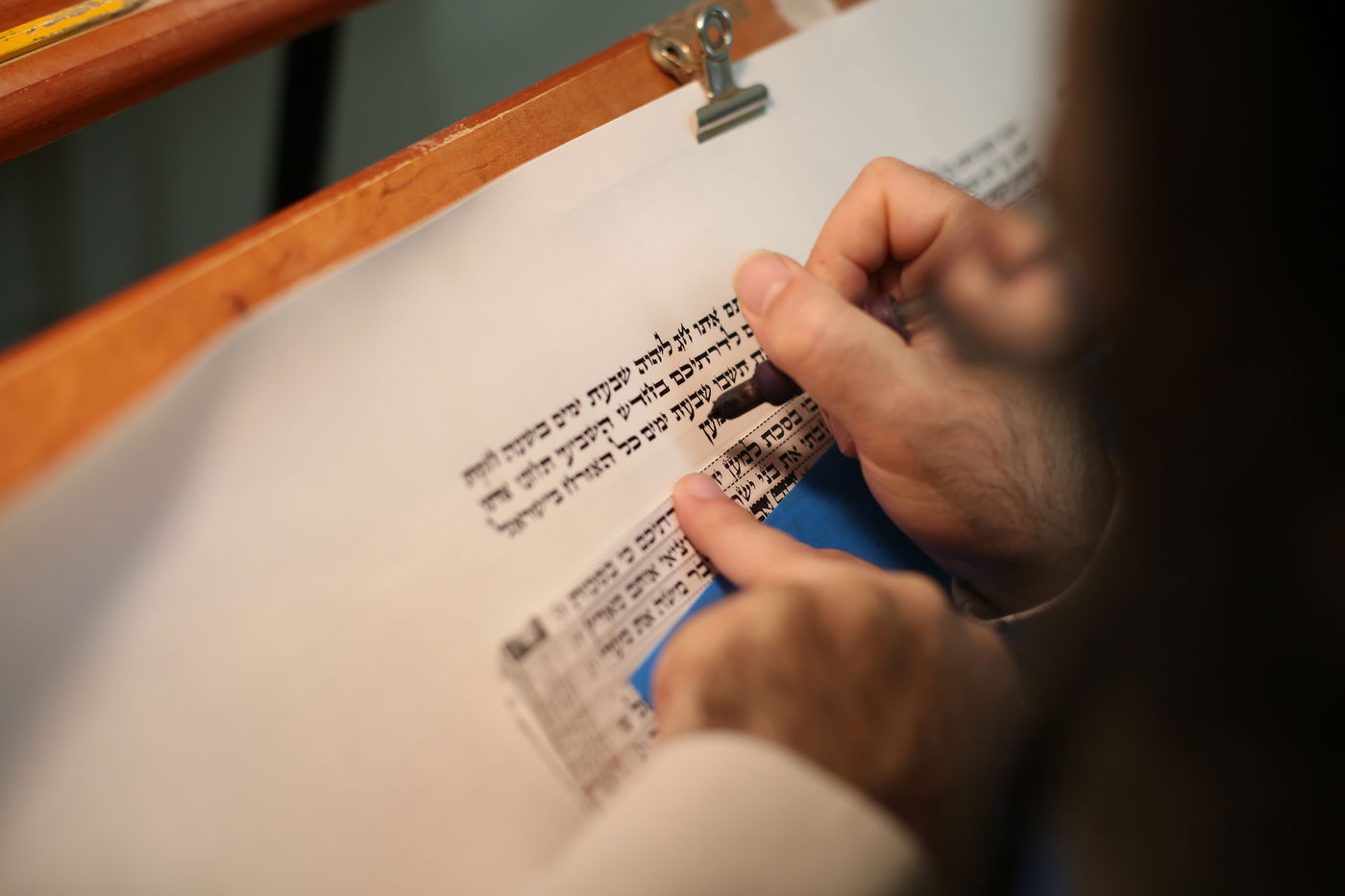 תיעוד מיוחד: עבודתו של סופר סת"ם • צפו