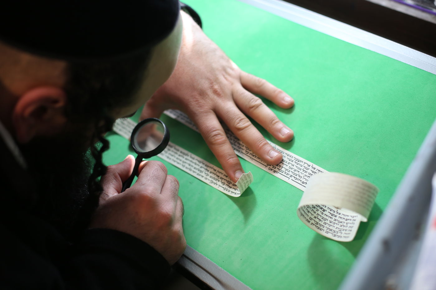 תיעוד מיוחד: עבודתו של סופר סת"ם • צפו