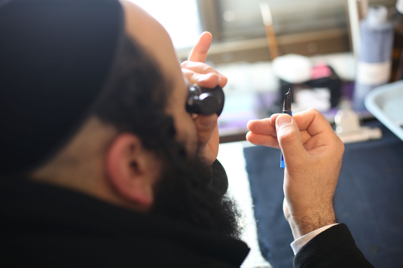 תיעוד מיוחד: עבודתו של סופר סת"ם • צפו