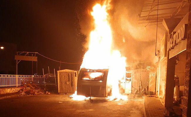 ביתר עילית: נגרר של קרוואן בער והזיק לחנויות • תיעוד