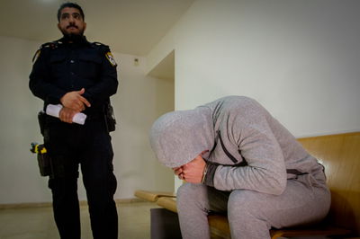 עצור בחשד להתעללות בקשישים. אילוסטרציה