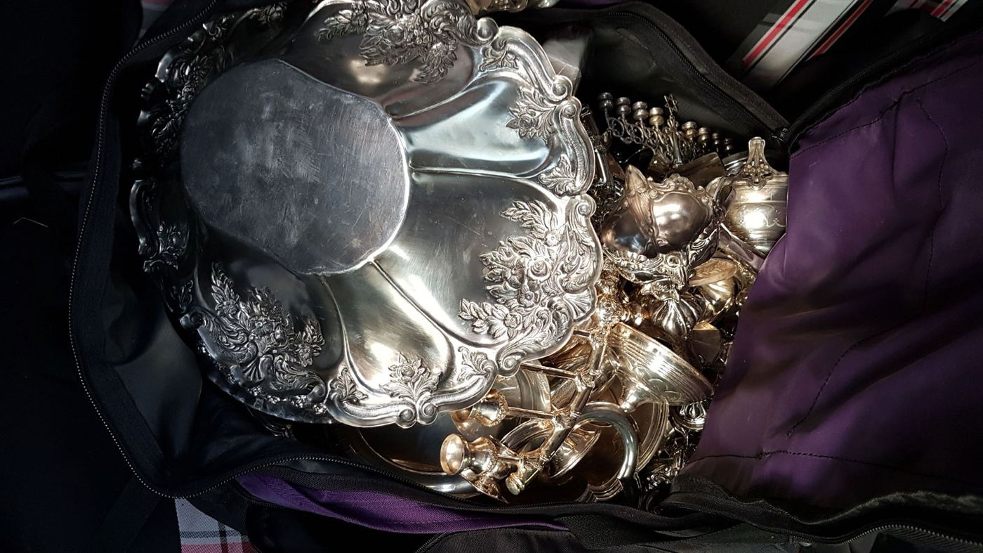 הגנבים נמלטו עם היודאיקה וניגחו את השוטר