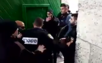 צפו בהשפלה: ערבים דחפו שוטרים בהר הבית