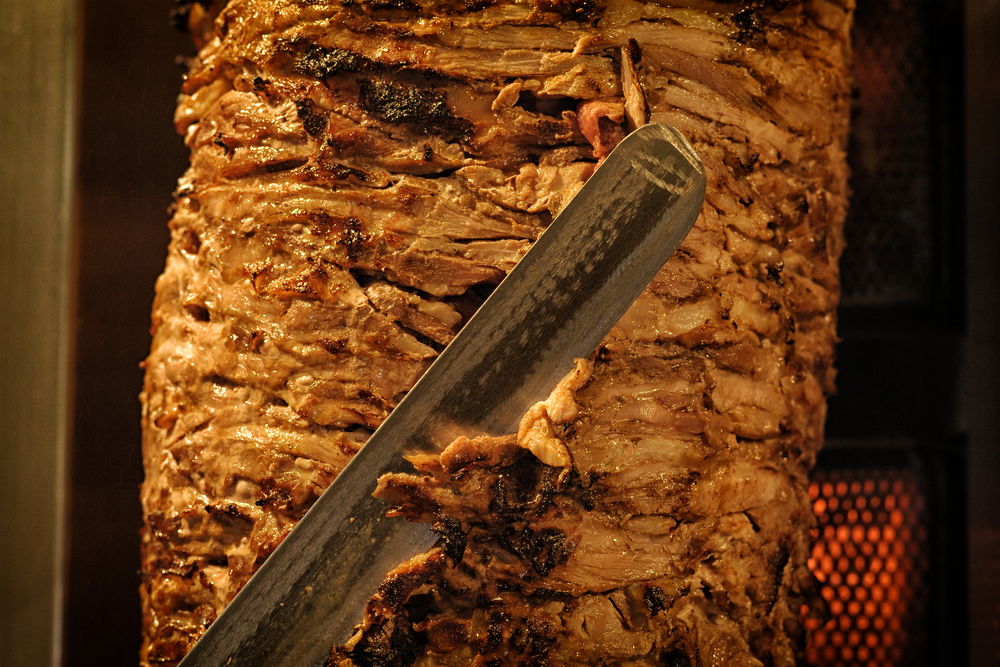 בן 17 שאכל שווארמה והפך לנכה תובע פיצוי