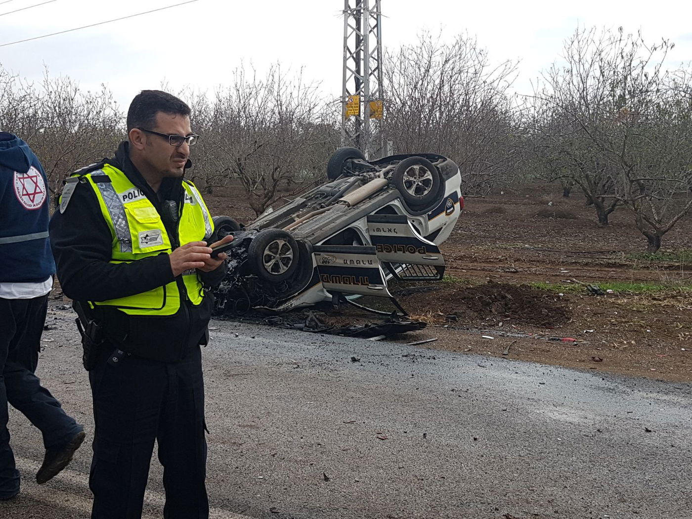 התנגשה בניידת ונהרגה; שני שוטרים נפצעו
