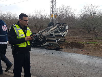 התנגשה בניידת ונהרגה; שני שוטרים נפצעו