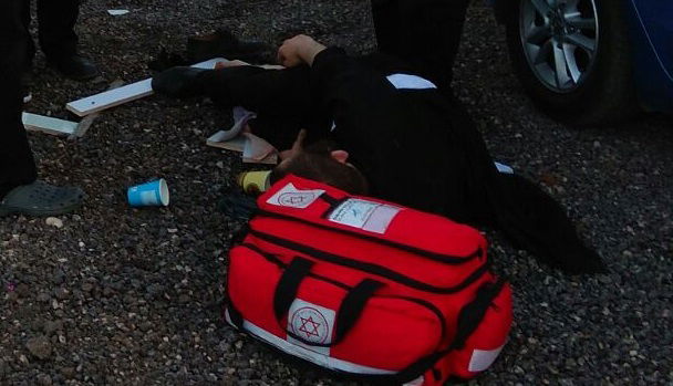 האברך הפצוע מתפתל על הקרקע, לאחר הנשיכה