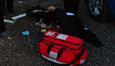 האברך הפצוע מתפתל על הקרקע, לאחר הנשיכה