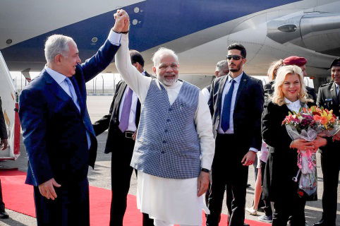 מודי מקבל את נתניהו בהודו