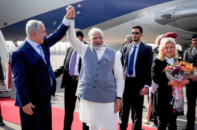 מודי מקבל את נתניהו בהודו