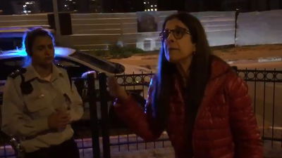 המפגינים הפריעו ליועמ"ש אביחי מנדלבליט ב'קדיש' על אמו • צפו