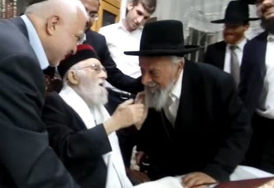 תיעוד: כשהרב מאמאן נישק את הגר"ש בעדני