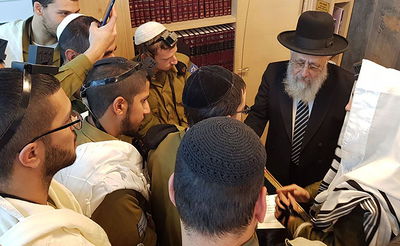 החיילים מתברכים מהראשון לציון, הבוקר