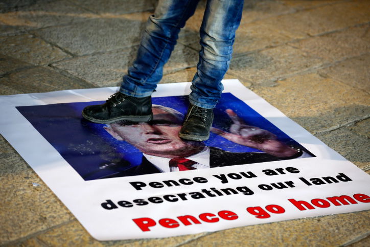 פלסטינים דורכים על תמונת פנס