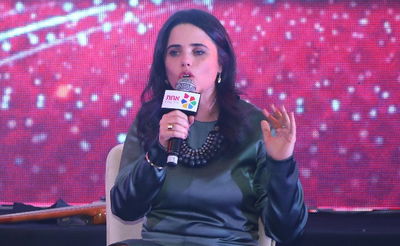 השרה שקד בכנס אחת מול כולם