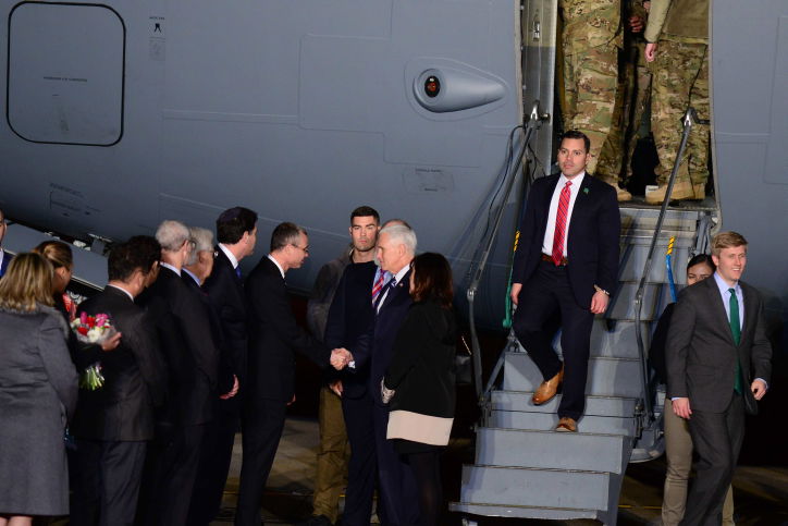 שטיח אדום ושיירה משוריינת • צפו בתיעוד