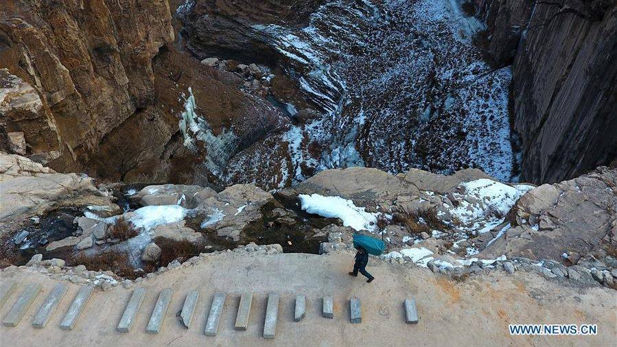 צפו: הדוור עם מסלול החלוקה הקשה בעולם